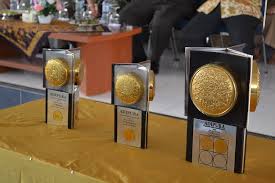 Piala Adipura yang Diraih Kabupaten Kampar Diarak dari Pekanbaru