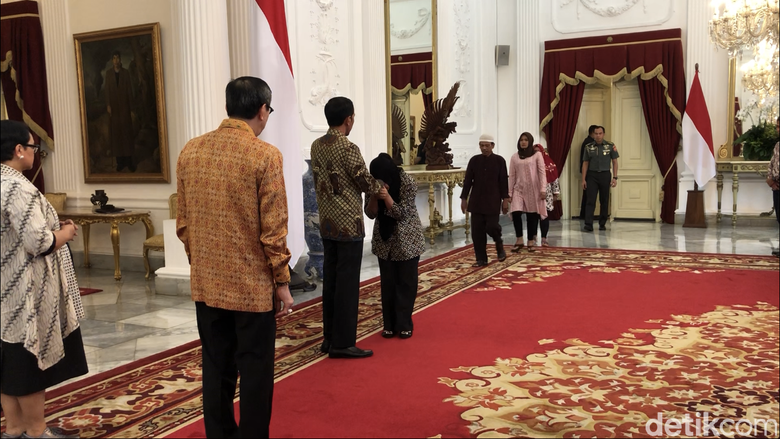 Bertemu di Istana, Siti Aisyah Cium Tangan Jokowi Tiga Kali