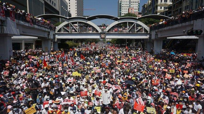 Diisukan Dukung Pemilu Ulang, Kedubes RI di Myanmar di Demo