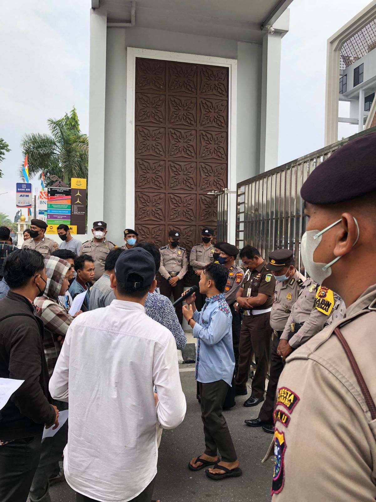 AMBR Gelar Aksi, Minta Kejati Usut Dugaan Korupsi Plt Bupati Kampar 