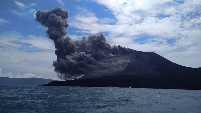 Pantauan Petugas Anak Krakatau Keluarkan Awan Panas 