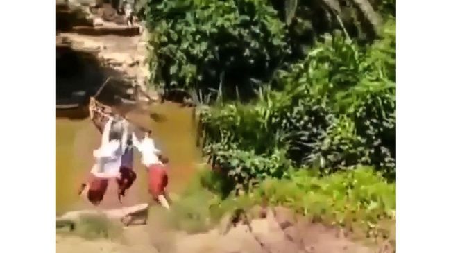 Viral Anak SD di Kampar 'Flying Fox' ke Sekolah, Kades Sebut Jalan Pintas 