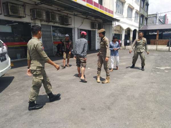 Satpol PP Jaring Anak Punk di Simpang Tabek Gadang