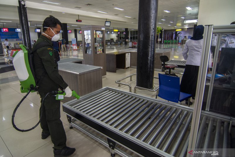 Bandara Pekanbaru Semprotkan Disinfektan pada Tengah Malam