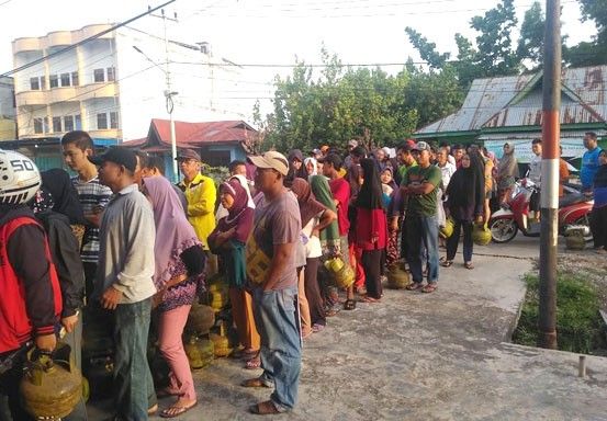 Warga Sungai Pakning, Bengkalis Antre Berjam-jam Dapatkan Elpiji 3 Kg