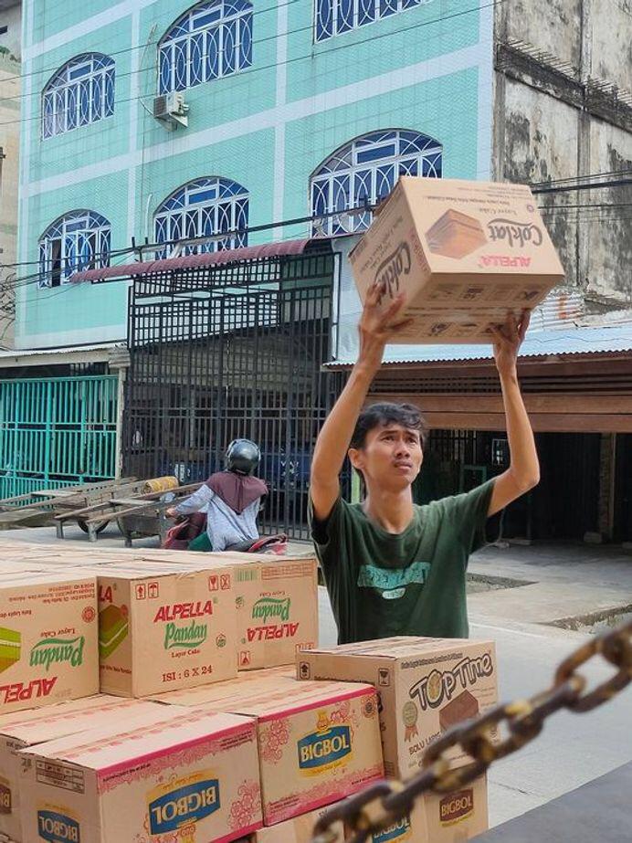 Untuk Obati Anak dan Istri, Penyandang Disabilitas ini Banting Tulang Jadi Kuli Angkut