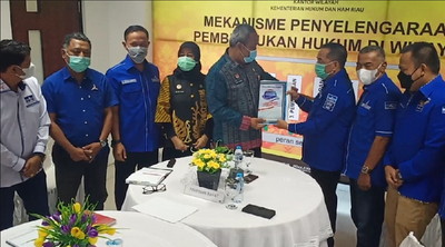 Demokrat se-Riau Serahkan AD/ART dan SK Kepengurusan yang Sah Pada Kemenkumham