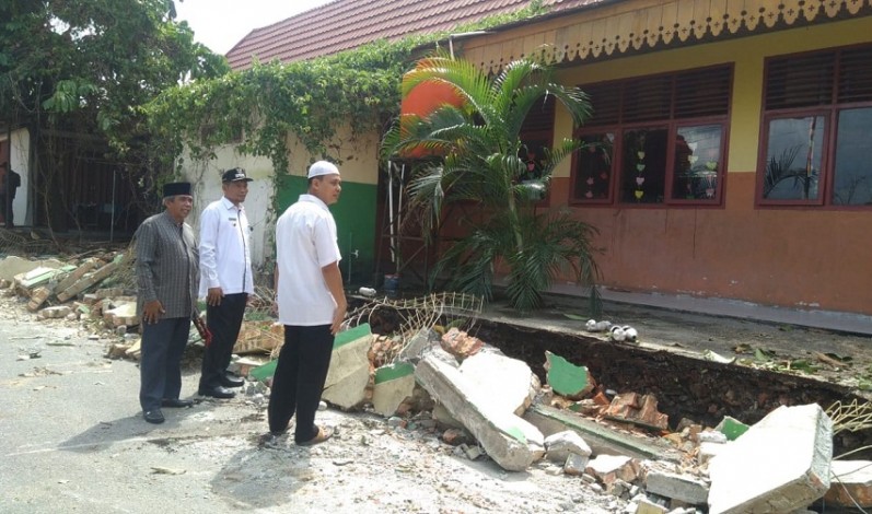  Tinjau Lokasi Tembok SDN 141, Ayat Cahyadi Ikut Berduka