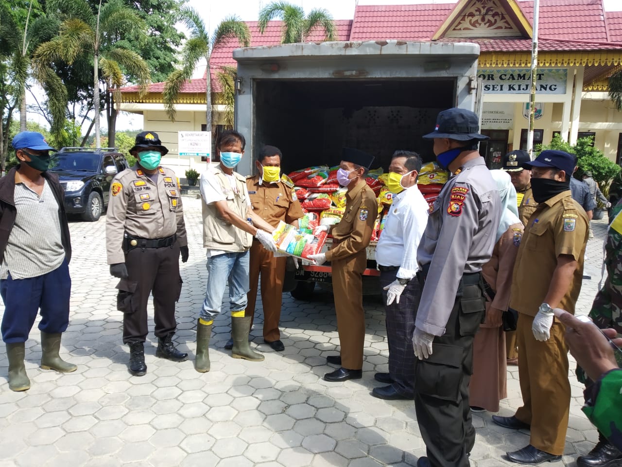 Pemkab Pelalawan Bagikan Masker dan Paket sembako 