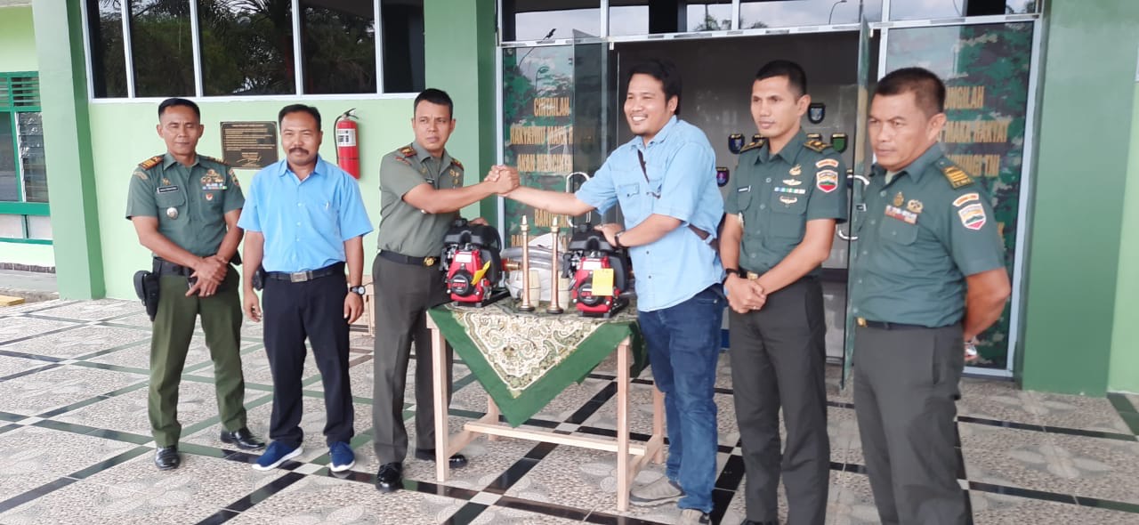 PT. Adei Plantation & Industry dan PT. Safari Riau Menyerahkan Bantuan Berupa 2 Unit Mesin Ministrake Kepada Kodim 0313 / Kpr