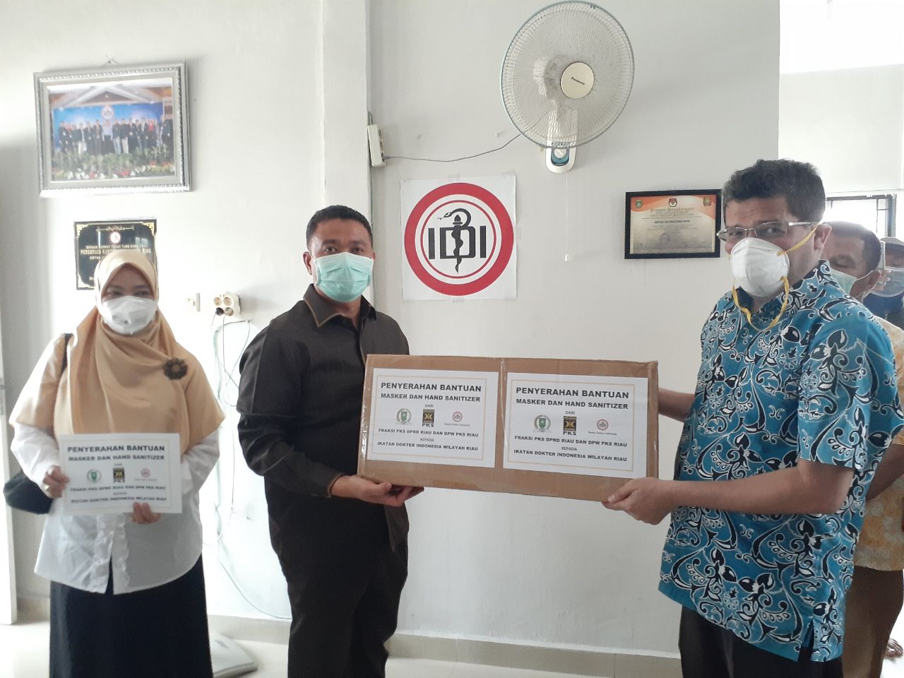 Fraksi PKS Serahkan Bantuan Masker N95 dan Hand Sanitizer ke IDI Riau
