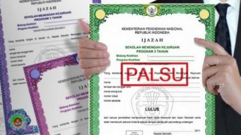 Omnibus Law Legalkan Penggunaan Ijazah dan Gelar Palsu?