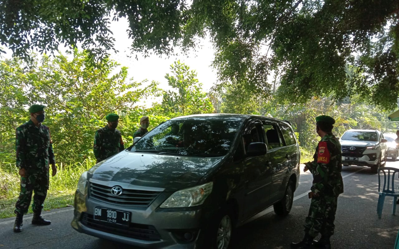 Sosialisasi di Jl.Dermaga 1 Danau Buatan, Babinsa Himbau Pengguna Jalan Pakai Masker