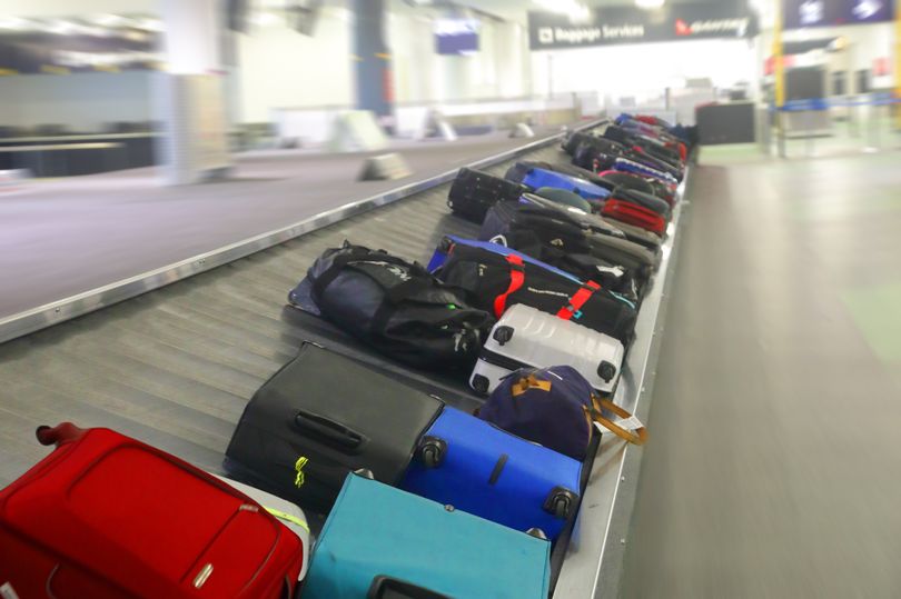 Tragis, Ibu Tak Tahu Anak Masuk Canveyor Belt Bagasi dan Patah Tulang