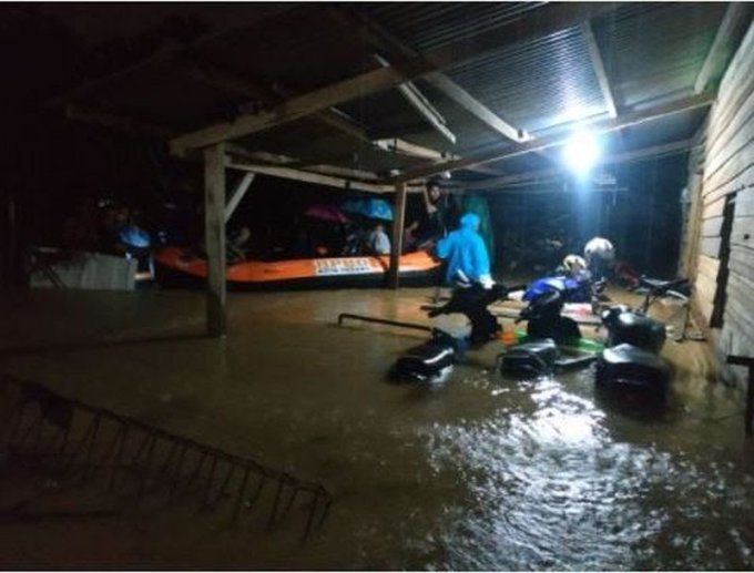 Dilanda Banjir Hingga 1, 5 Meter, 300 Warga Padang Dievakuasi BPDB