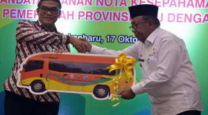 Bank Riau Kepri Serahkan 4 Unit Mobil Samsat Keliling ke Bapenda Riau