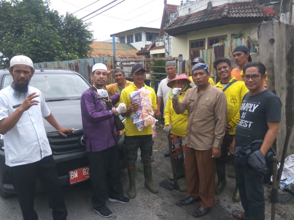 Pemprov Riau Salurkan 2.000 Nasi Kotak ke Masyarakat Terdampak Covid-19