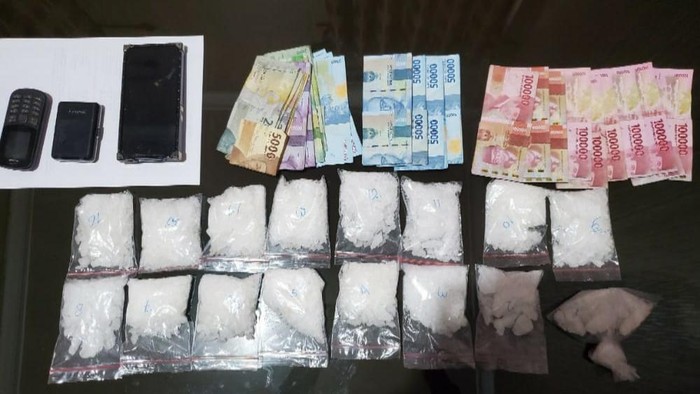 Polisi Tampan Bekuk Janda Pengedar Sabu di Pekanbaru, Sita 16 Paket 