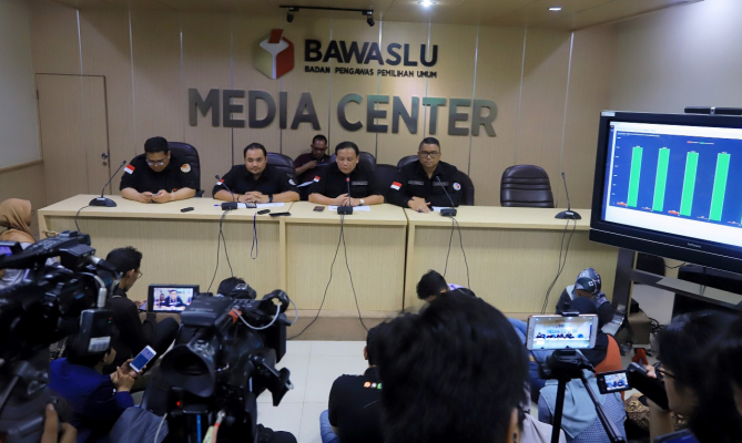 Bawaslu Catat Ada 3.721 Surat Suara Tertukar