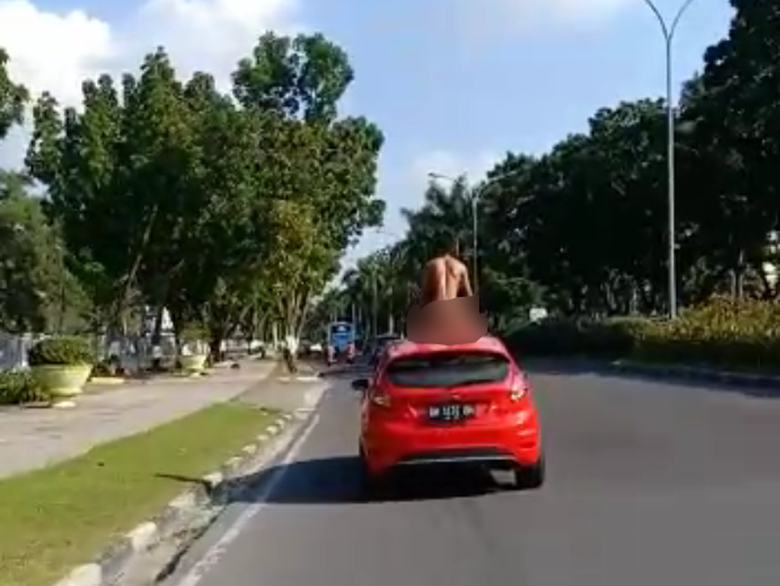 Heboh, Pria Telanjang Naiki Kap Mobil di Jalan Sudirman Pekanbaru