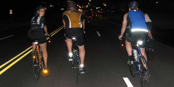 Pesepeda Kini Wajib Pakai Baju Reflector di Malam Hari