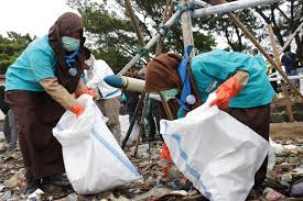 Pertamina Dumai gelar aksi bersihkan sampah areal kilang minyak