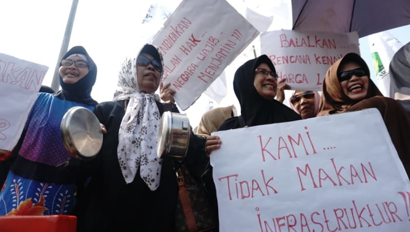 Demo di Depan KPU, Emak-Emak: Jokowi harus Mundur