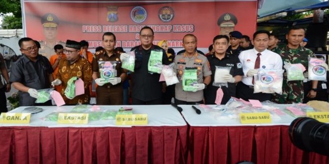 Polisi Gerebek Apartemen Tempat Produksi Ganja Sintetis di Surabaya