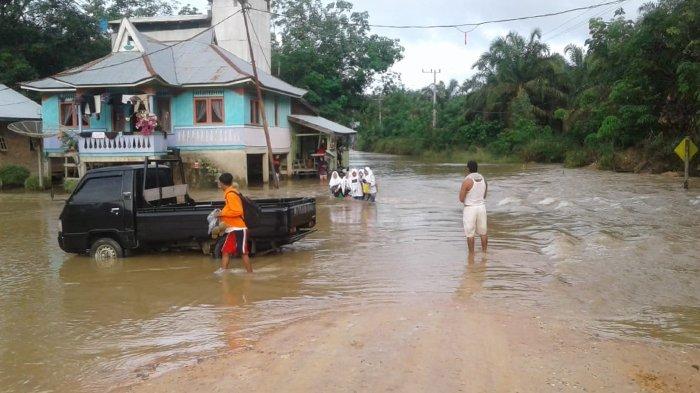 Sungai Nilo Meluap, Banjir Rendam Akses Jalan Desa di Pelalawan