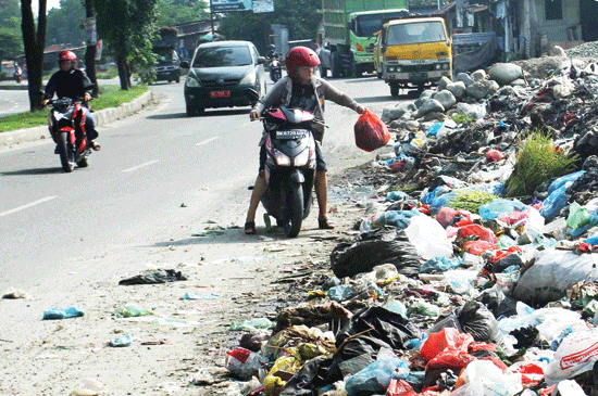 DLHK Pekanbaru Segera Berlakukan Sangsi Denda Buang Sampah Sembarangan