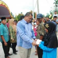 Bupati Yopi Arianto Salurkan Bantuan Beras Kepada masyarakat