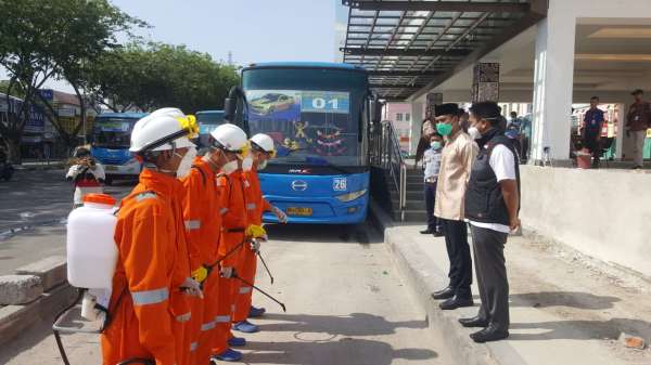 Tekan Penyebaran Corona, Halte TMP Disemprot Disinfektan