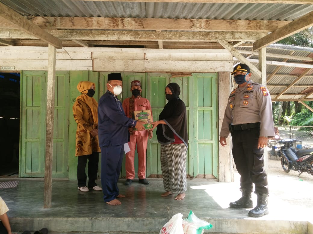 Baznas Pelalawan Melalui UPZ Kecamatan Kerumutan Salurkan Bantuan Sembako Kepada Masyarakat