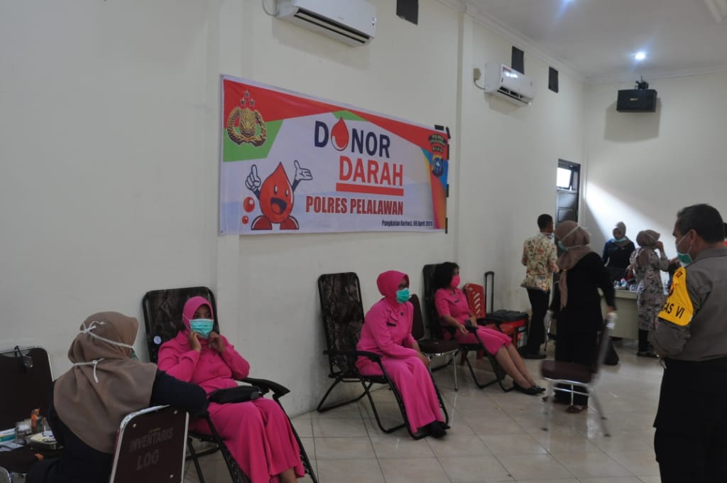Personil Polres Pelalawan Donasikan Darah Mereka Untuk  PMI 