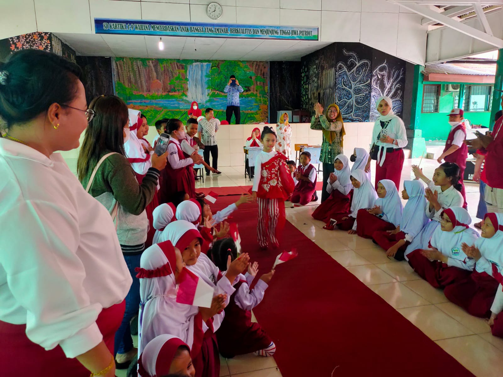 Meriah HUT RI Ke-77, SD Kartika Pekanbaru Gelar Kartika Fashion Show