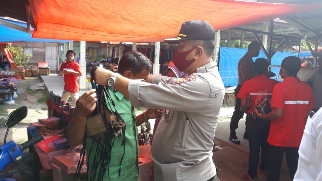 Polsek Tapung Gandeng Karang Taruna Bagikan 1000 Masker untuk Warga Desa Sari Galuh
