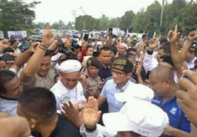 Ziarahi ke Makam Sultan Syarif Qasim II di Siak, Sandi Janji Stabilkan Harga Bahan Pokok