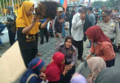 Seorang Pengunjuk Rasa Warga Koto Aman Pingsan saat Demo  