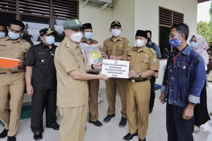 Inhu Banjir, Gubri dan Penjabat Bupati Salurkan Bantuan 