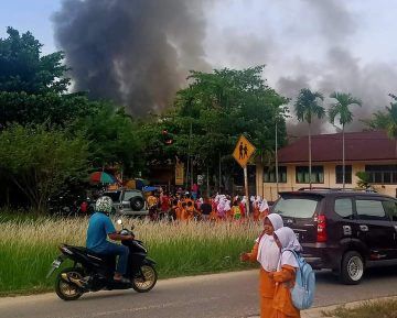 Diduga karena Korsleting Listrik, 7 Ruang SDN 118 Pekanbaru Hangus Terbakar