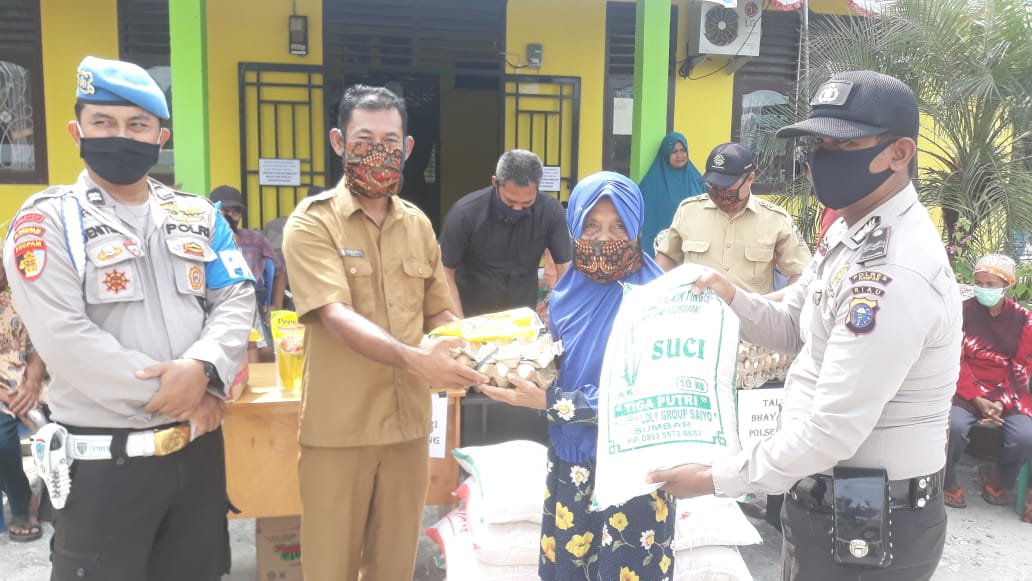 20 Paket Sembako dari Bhayangkari Ranting Tapung Didistribusikan kepada Warga Kurang Mampu