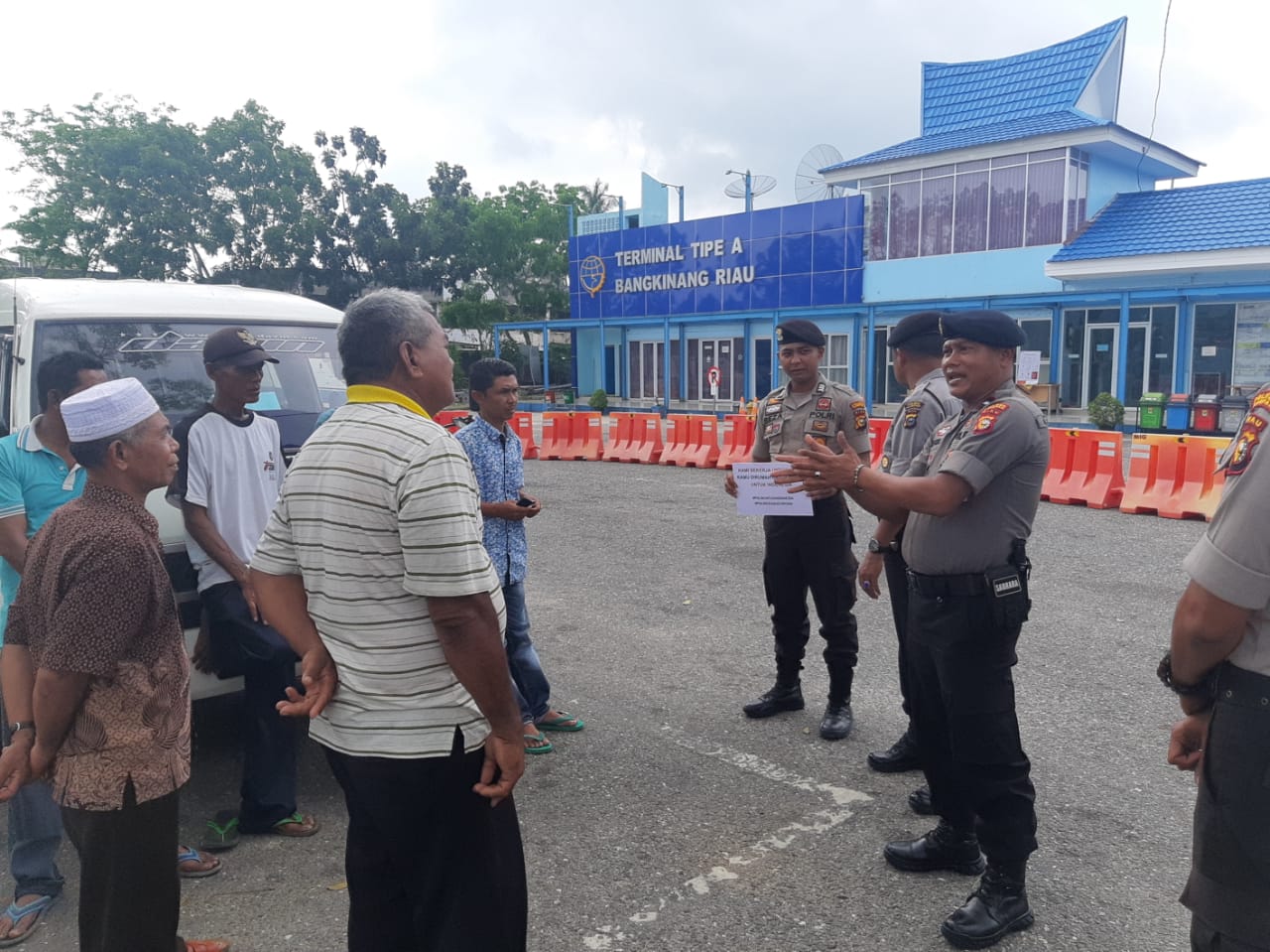 Personel Sabhara Polres Kampar Lakukan Patroli dan Himbau Warga Kurangi Aktivitas Diluar Rumah