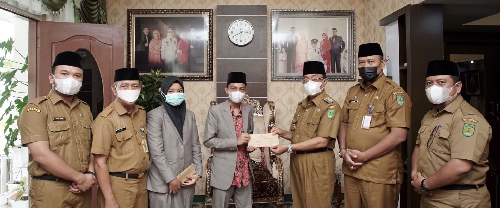 Bupati HM.Wardan Berikan Hadiah Kepada Dua Orang Kafilah Berprestasi