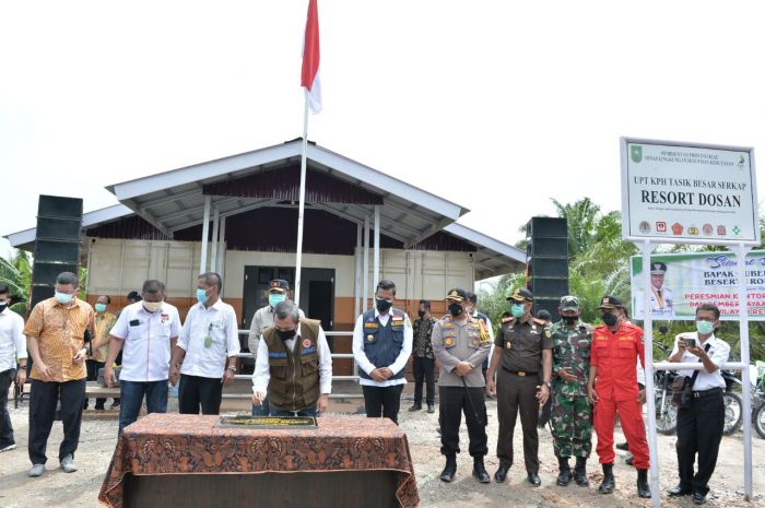 Pjs Bupati Siak Dampingi Gubri Resmikan Kantor Baru UPT KPH Tasik Besar Serkap Resort Dosan