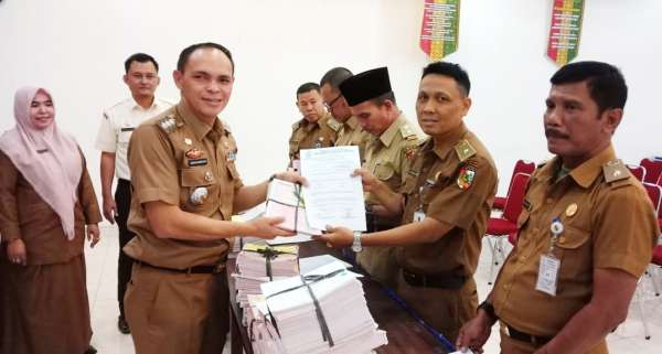 Camat Payung Sekaki Serahkan 27.792 SPPT PBB