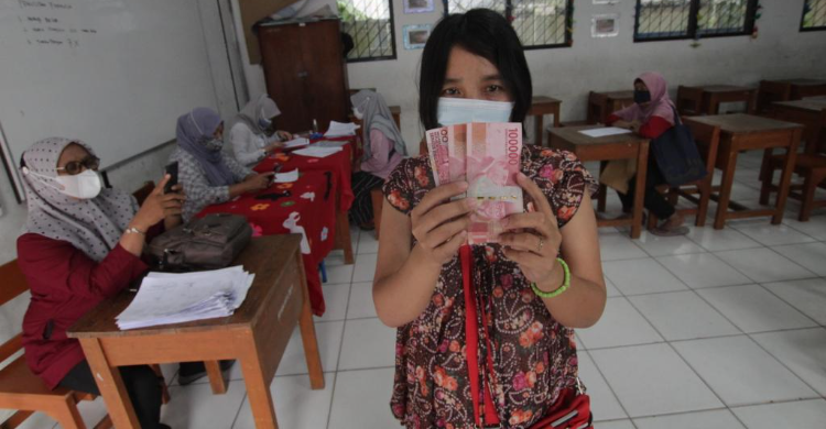 Mensos Setop Bansos Tunai PPKM Rp 300 Ribu 
