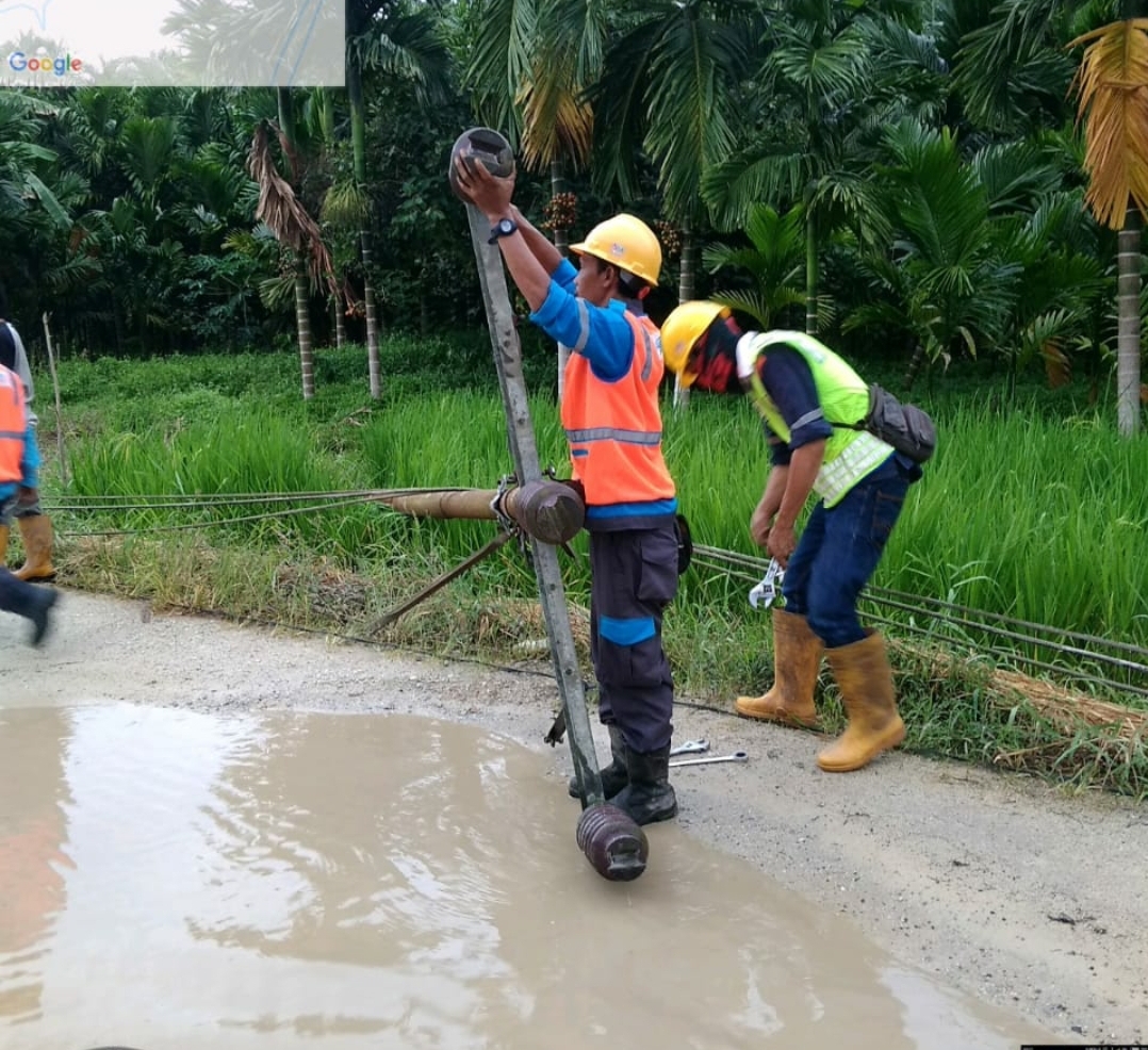 PLN Berjibaku Pulihkan Sistem Kelistrikan Kecamatan Reteh, Inhil