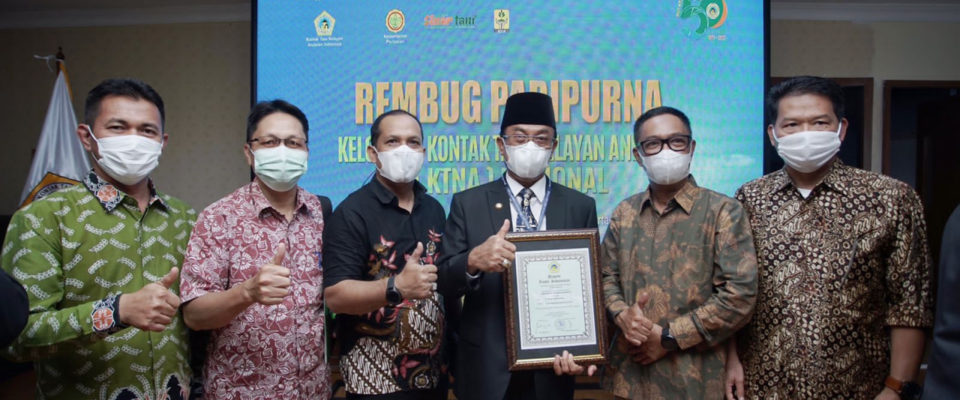 Bupati HM.Wardan Terima Penghargaan â€œAdhi Bhakti Tani Nelayan Madyaâ€