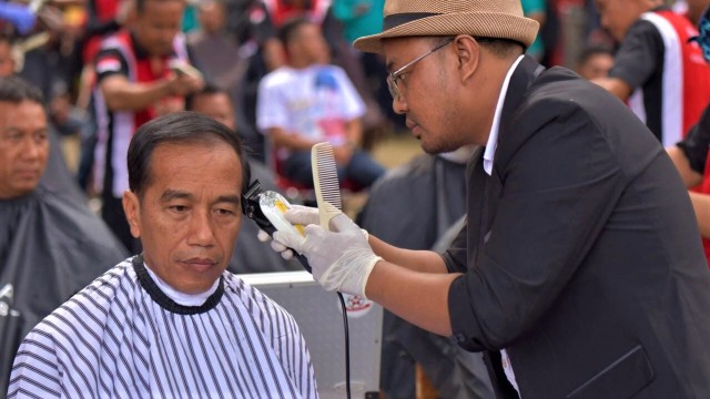 Momen Pangkas Rambut Jokowi di Garut Ramai Dibicarakan Hingga Disindir