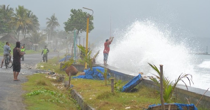 Gelombang Tinggi Terjang Pantai Pangandaran